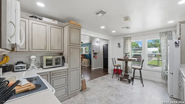 733 E Krezdorn Seguin, TX 78155