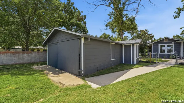 733 E Krezdorn Seguin, TX 78155