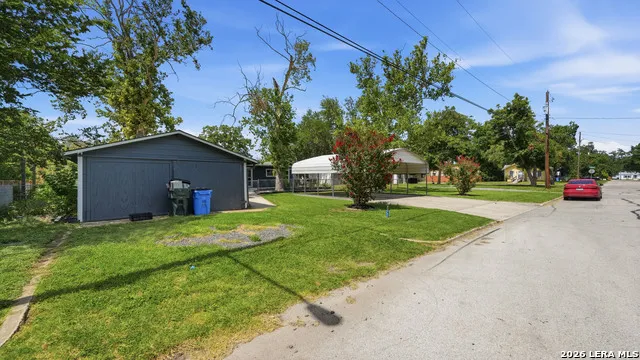 733 E Krezdorn Seguin, TX 78155