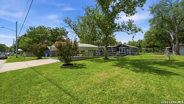 733 E Krezdorn Seguin, TX 78155