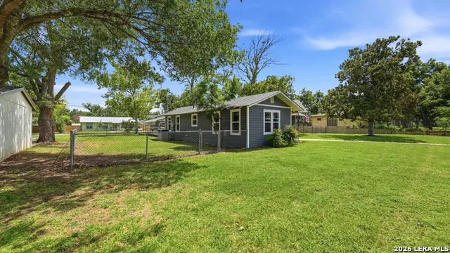 733 E Krezdorn Seguin, TX 78155