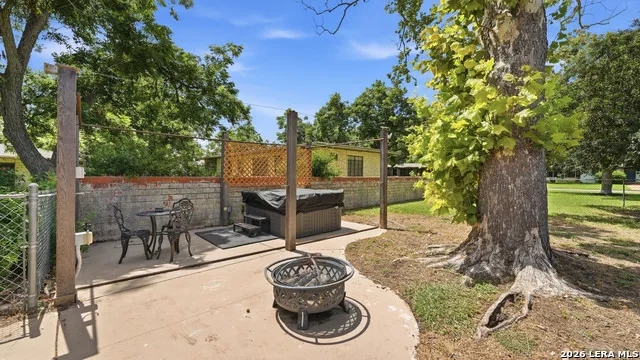 733 E Krezdorn Seguin, TX 78155