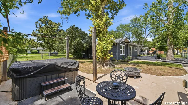 733 E Krezdorn Seguin, TX 78155
