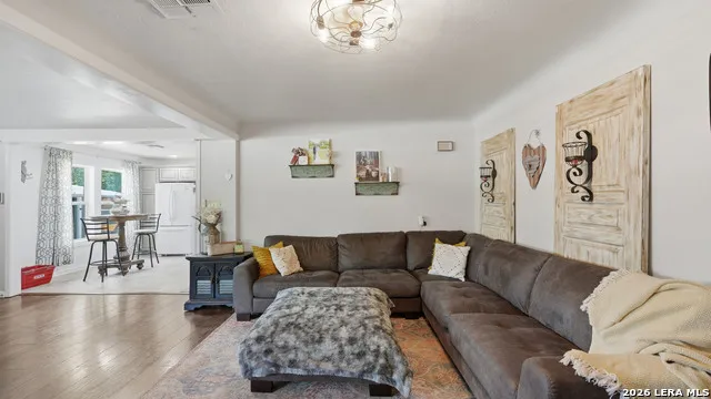 733 E Krezdorn Seguin, TX 78155