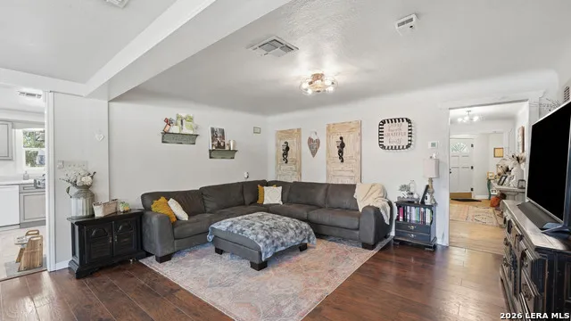 733 E Krezdorn Seguin, TX 78155