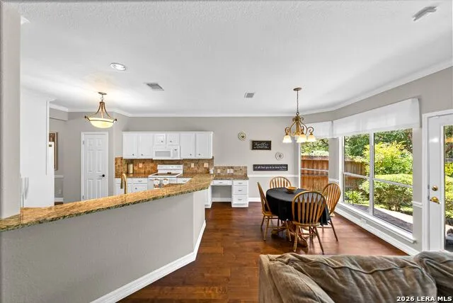 9347 Llano Verde Helotes, TX 78023