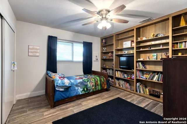 614 Moorside Dr Windcrest, TX 78239