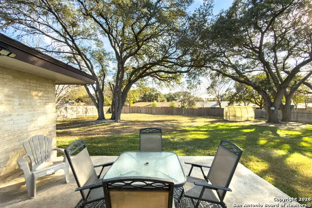 614 Moorside Dr Windcrest, TX 78239