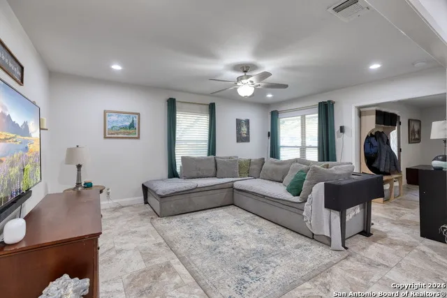 614 Moorside Dr Windcrest, TX 78239