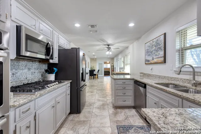 614 Moorside Dr Windcrest, TX 78239