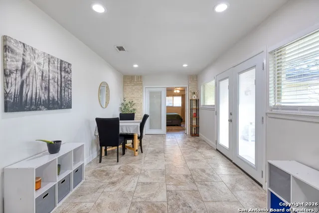 614 Moorside Dr Windcrest, TX 78239