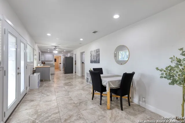 614 Moorside Dr Windcrest, TX 78239