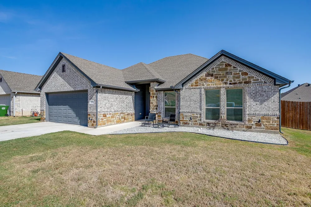 933 Avagail Avenue Springtown, TX 76082