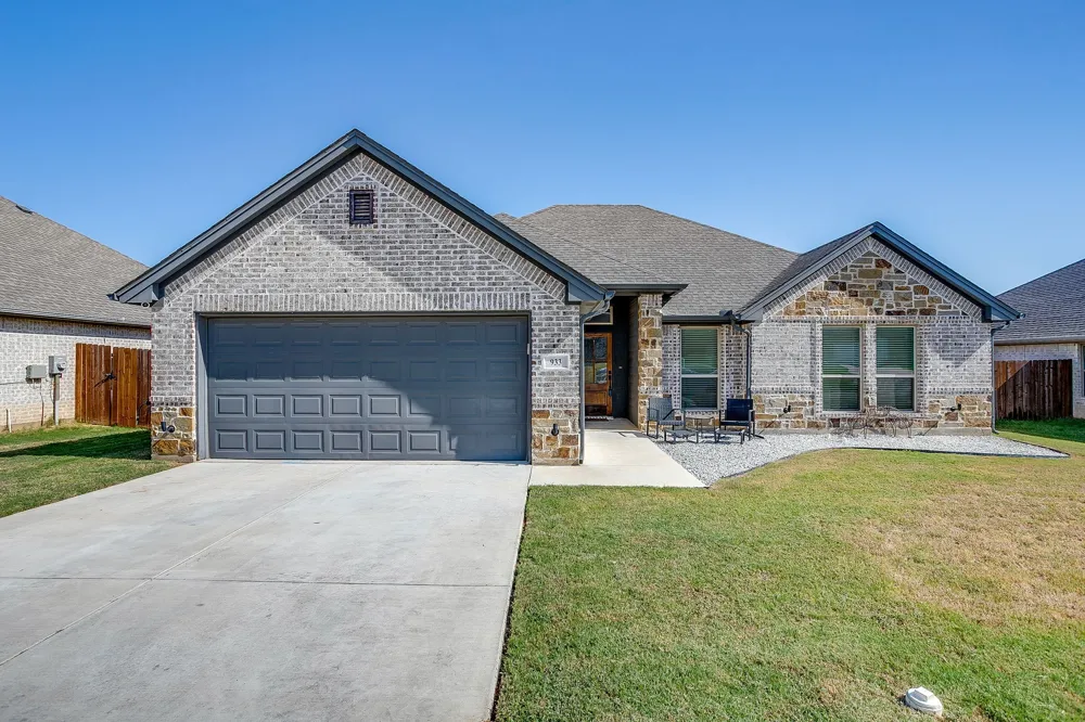 933 Avagail Avenue Springtown, TX 76082