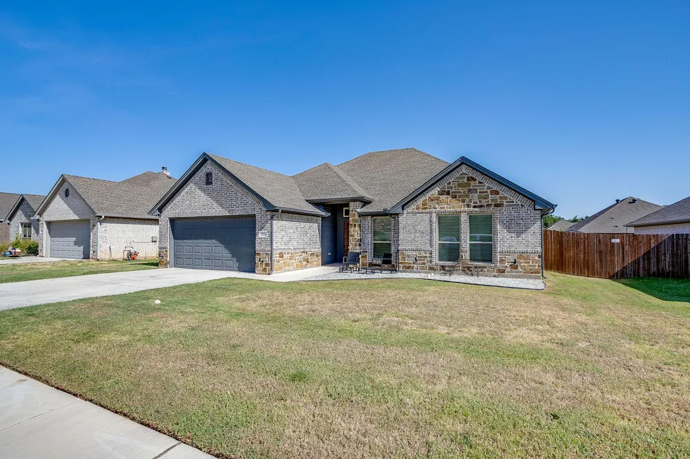 933 Avagail Avenue Springtown, TX 76082
