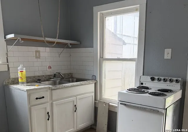 2826 ROSELAWN RD San Antonio, TX 78226