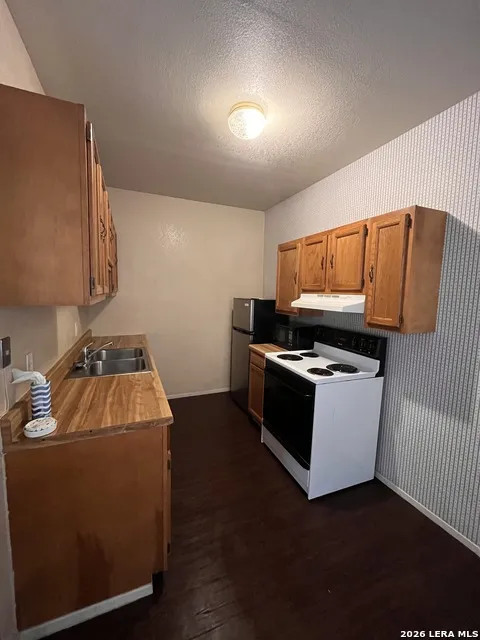 6911 US HIGHWAY 281 Pleasanton, TX 78064