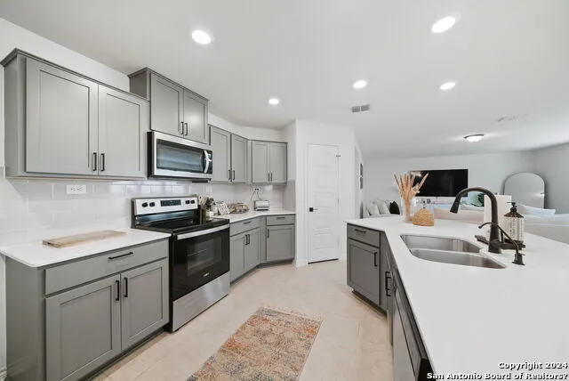 11133 CHARISMATIC San Antonio, TX 78245