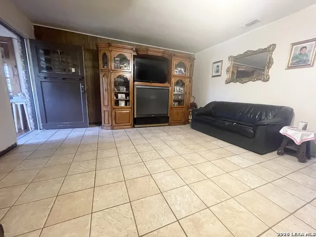 141 County Road 779 Devine, TX 78016