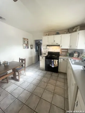 141 County Road 779 Devine, TX 78016