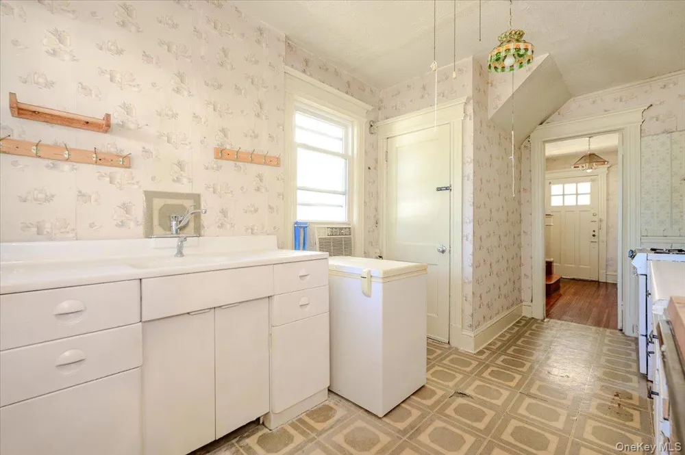 548 Davis Avenue Staten Island, NY 10310