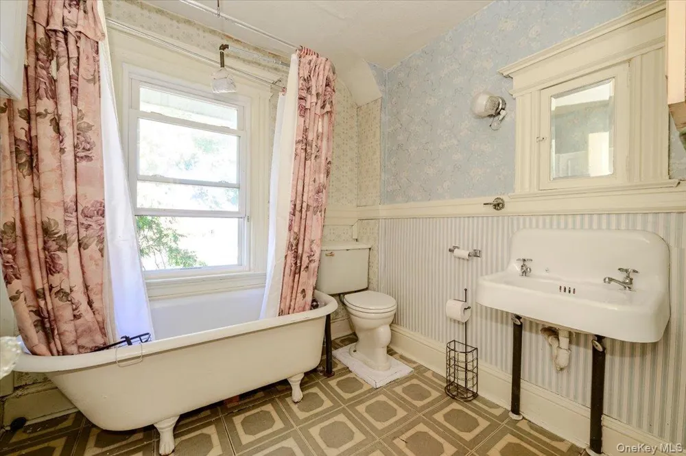 548 Davis Avenue Staten Island, NY 10310