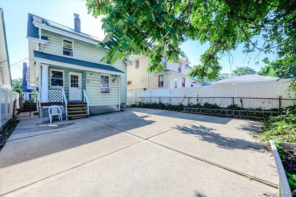 548 Davis Avenue Staten Island, NY 10310