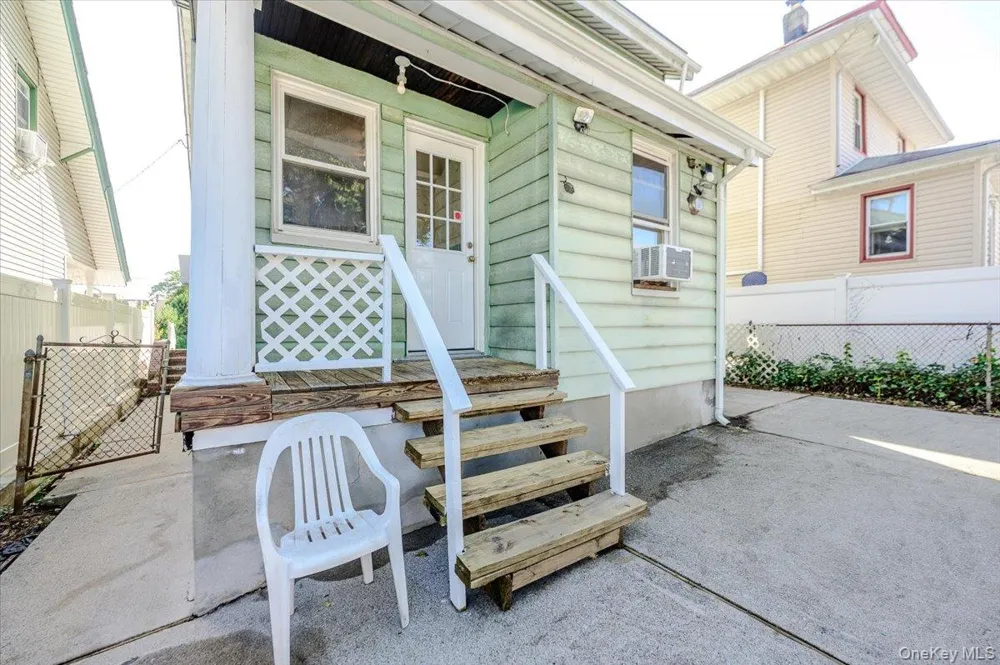548 Davis Avenue Staten Island, NY 10310