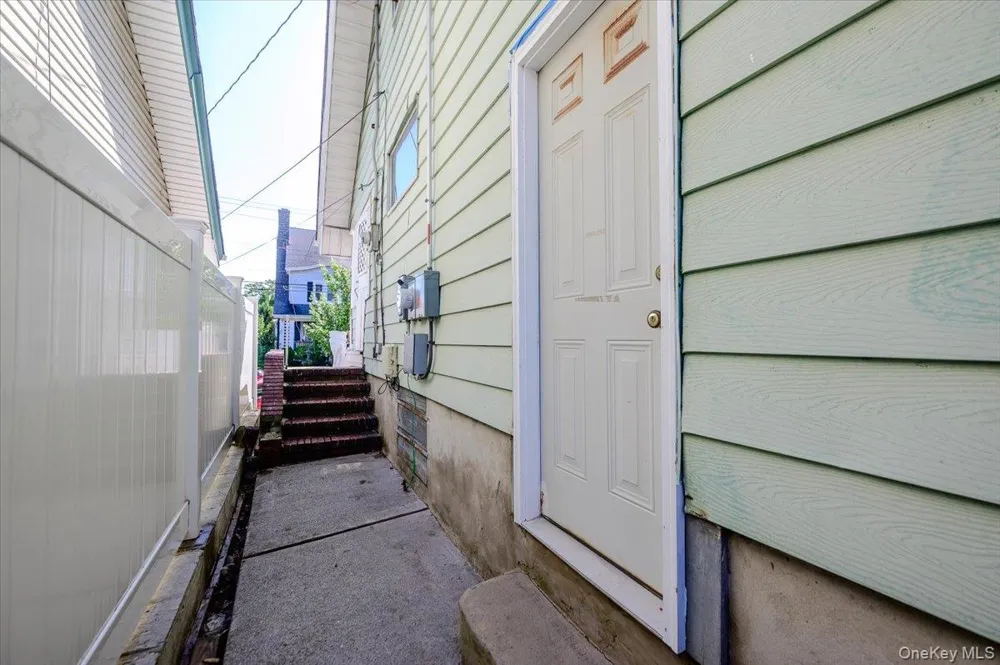 548 Davis Avenue Staten Island, NY 10310