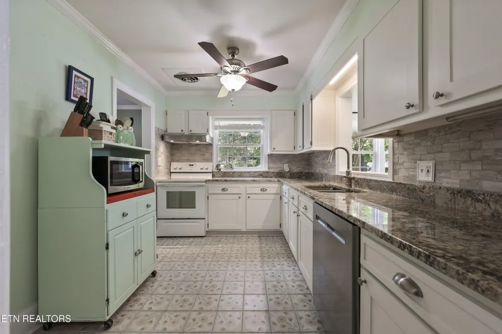 128 Lonas Drive Maryville, TN 37803