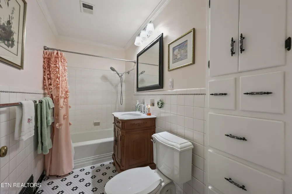 128 Lonas Drive Maryville, TN 37803