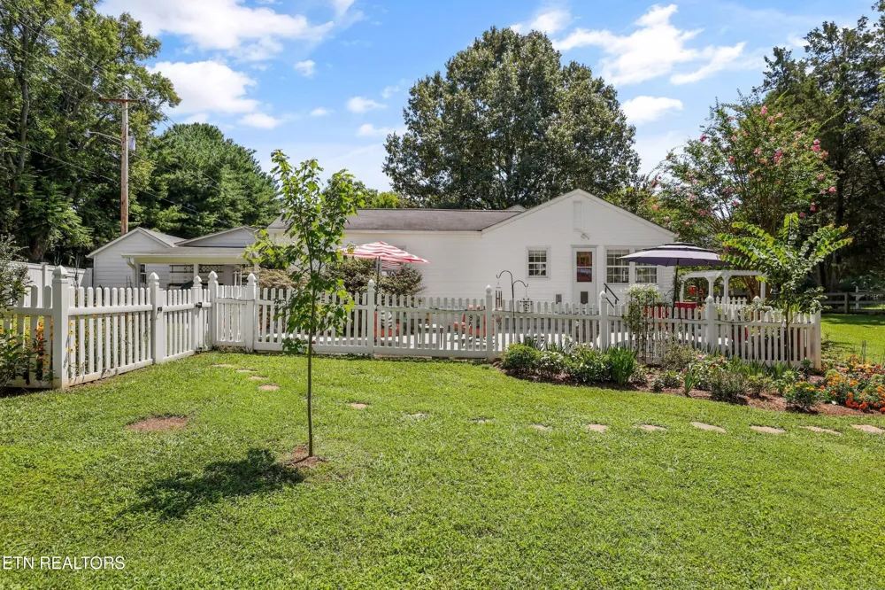 128 Lonas Drive Maryville, TN 37803