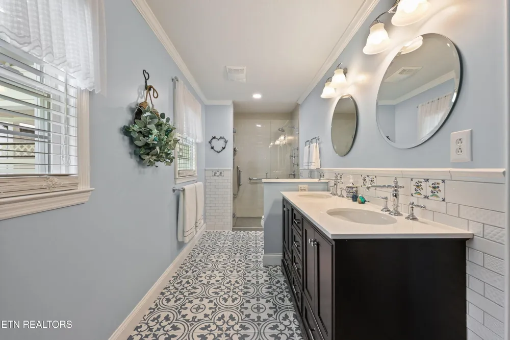 128 Lonas Drive Maryville, TN 37803