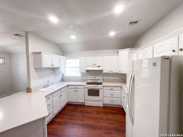 2106 GENEVA ST Castroville, TX 78009