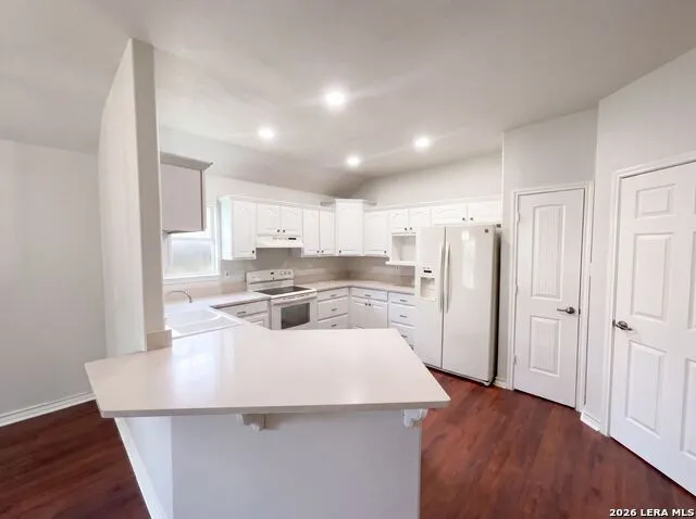2106 GENEVA ST Castroville, TX 78009
