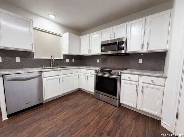 8423 BERRY KNOLL DR Universal City, TX 78148