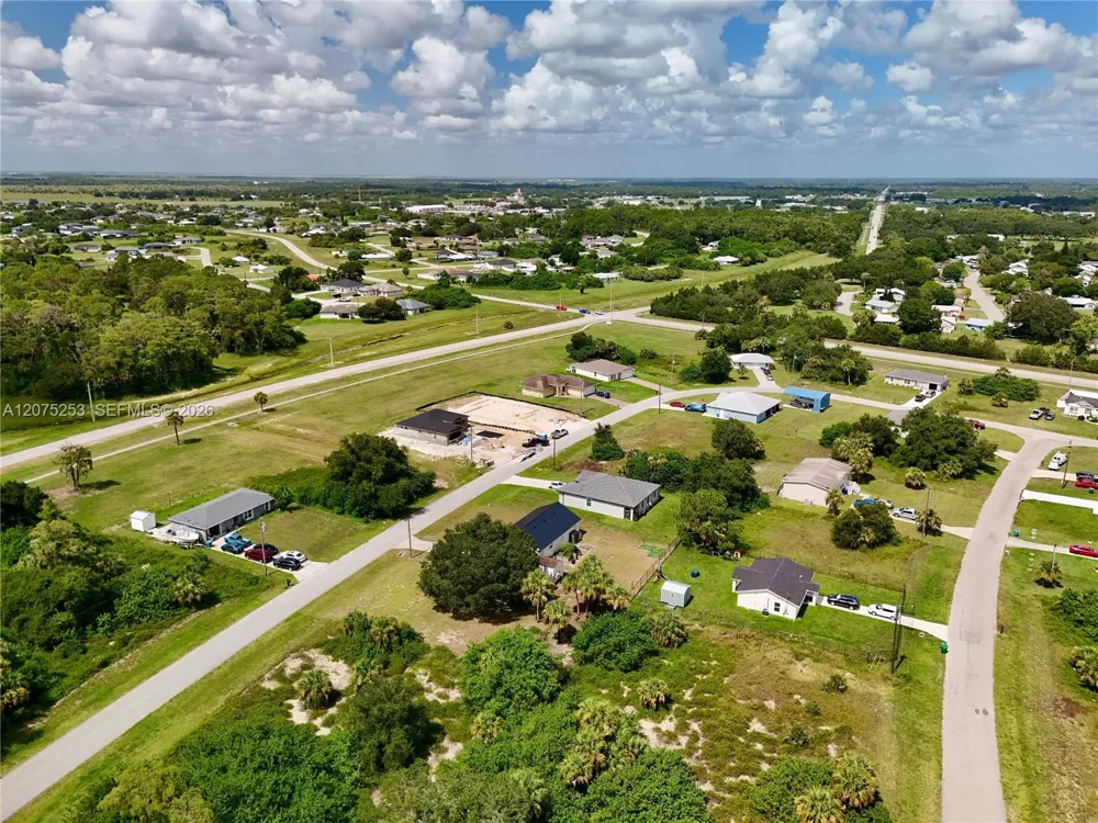 2038 S MONTANA CIR La Belle, FL 33935