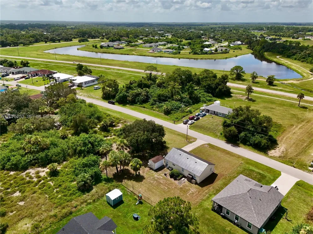 2038 S MONTANA CIR La Belle, FL 33935
