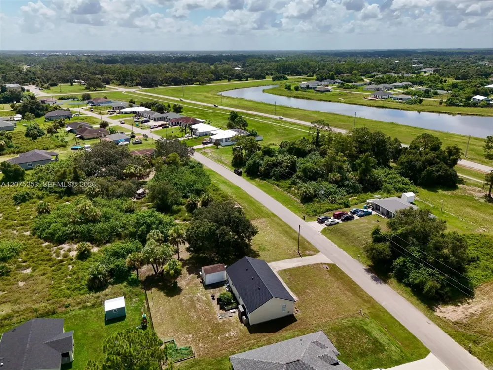 2038 S MONTANA CIR La Belle, FL 33935