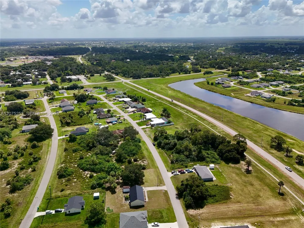 2038 S MONTANA CIR La Belle, FL 33935