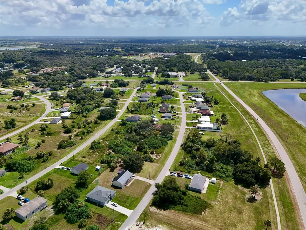 2038 S MONTANA CIR La Belle, FL 33935