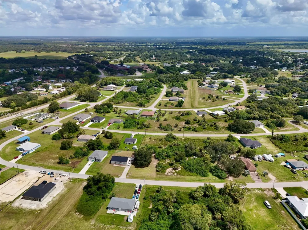 2038 S MONTANA CIR La Belle, FL 33935