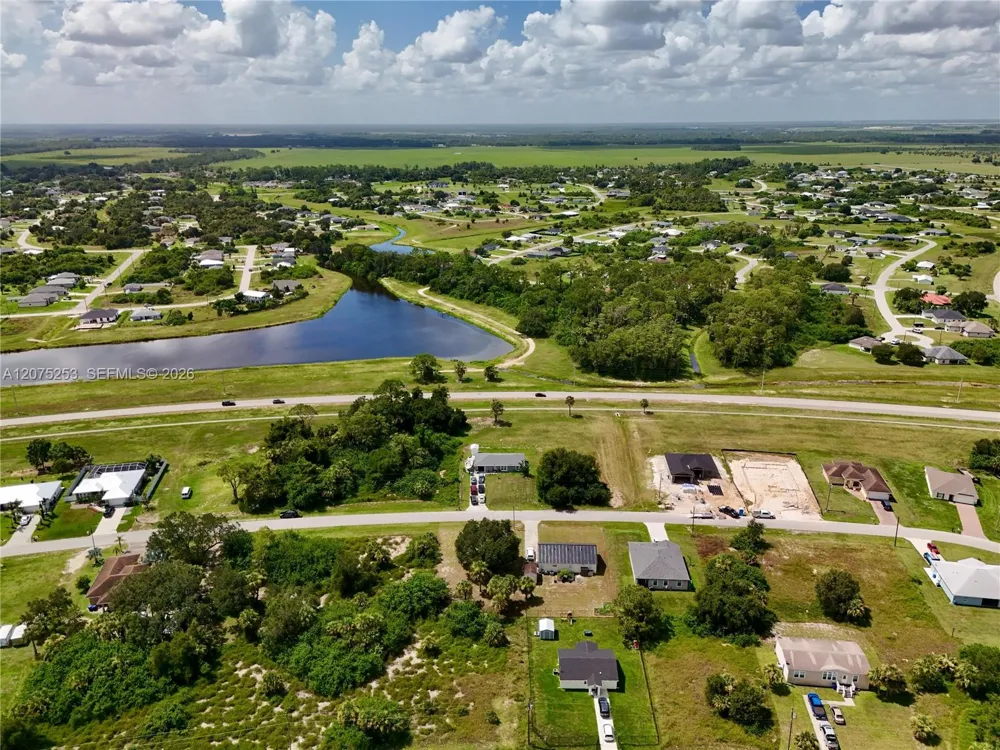 2038 S MONTANA CIR La Belle, FL 33935