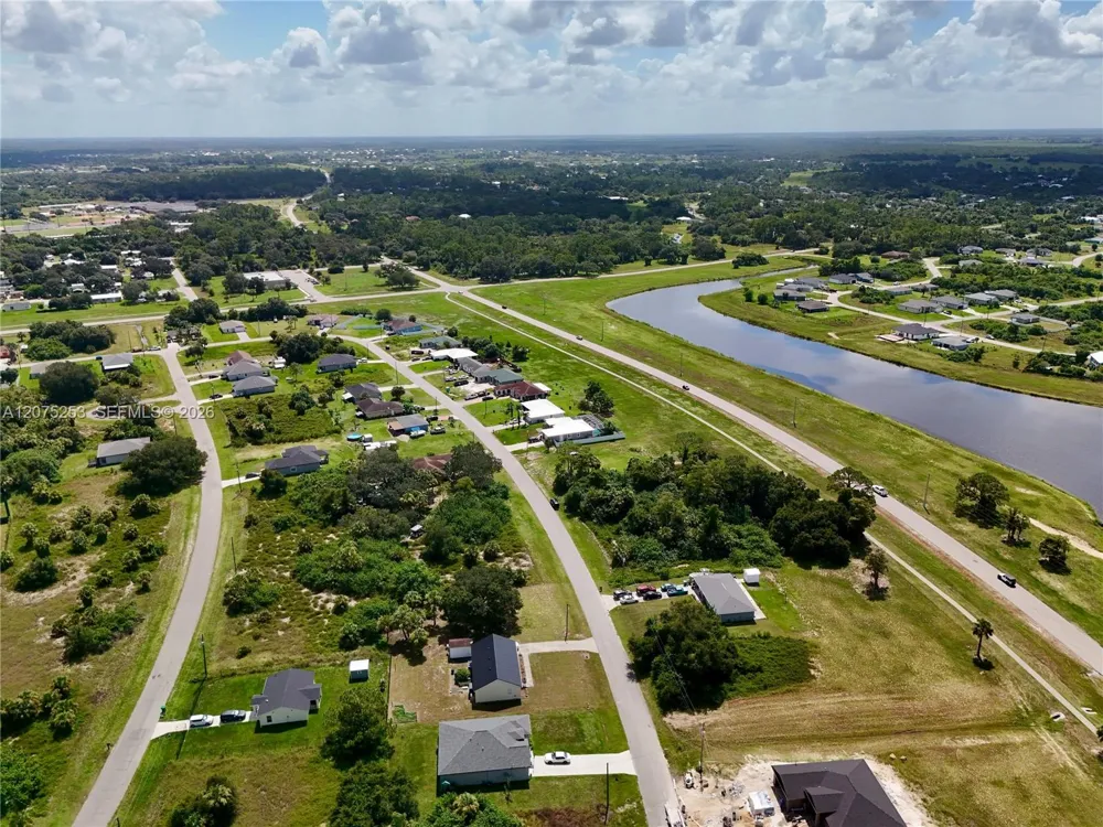 2038 S MONTANA CIR La Belle, FL 33935