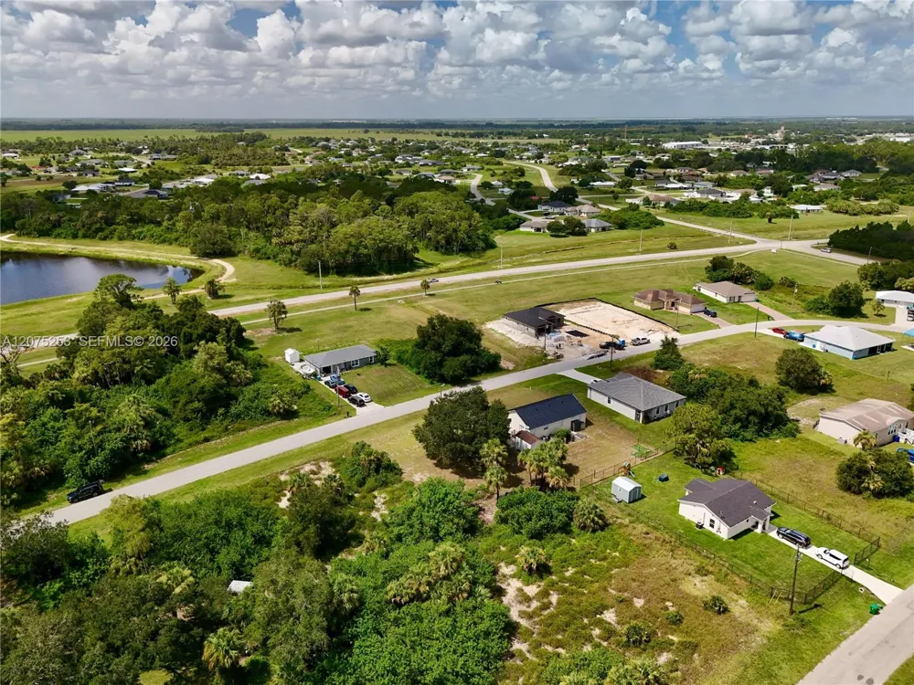 2038 S MONTANA CIR La Belle, FL 33935