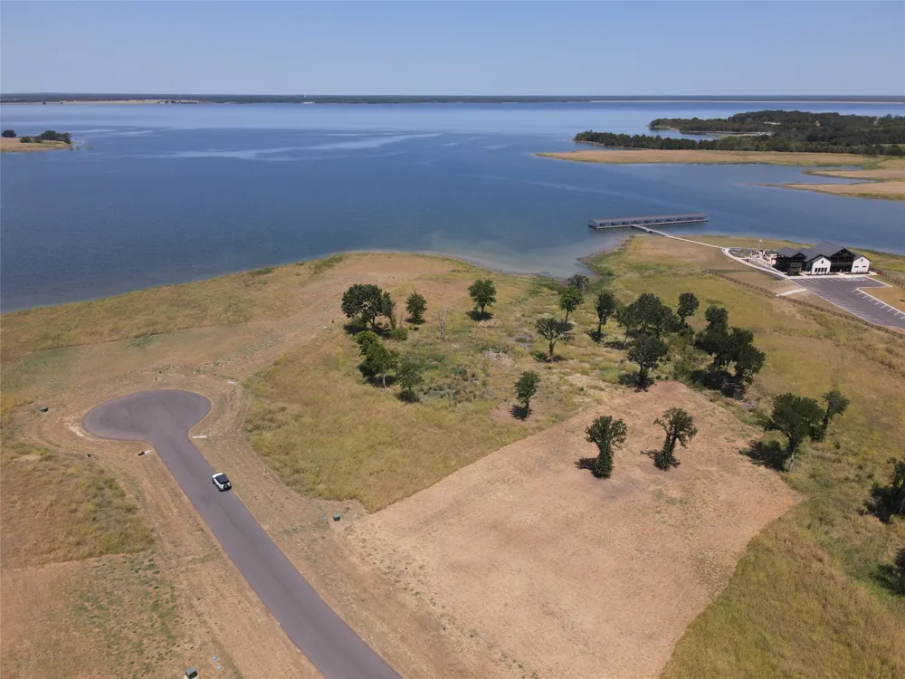 422 HARBORSIDE TERRACE Windom, TX 75492