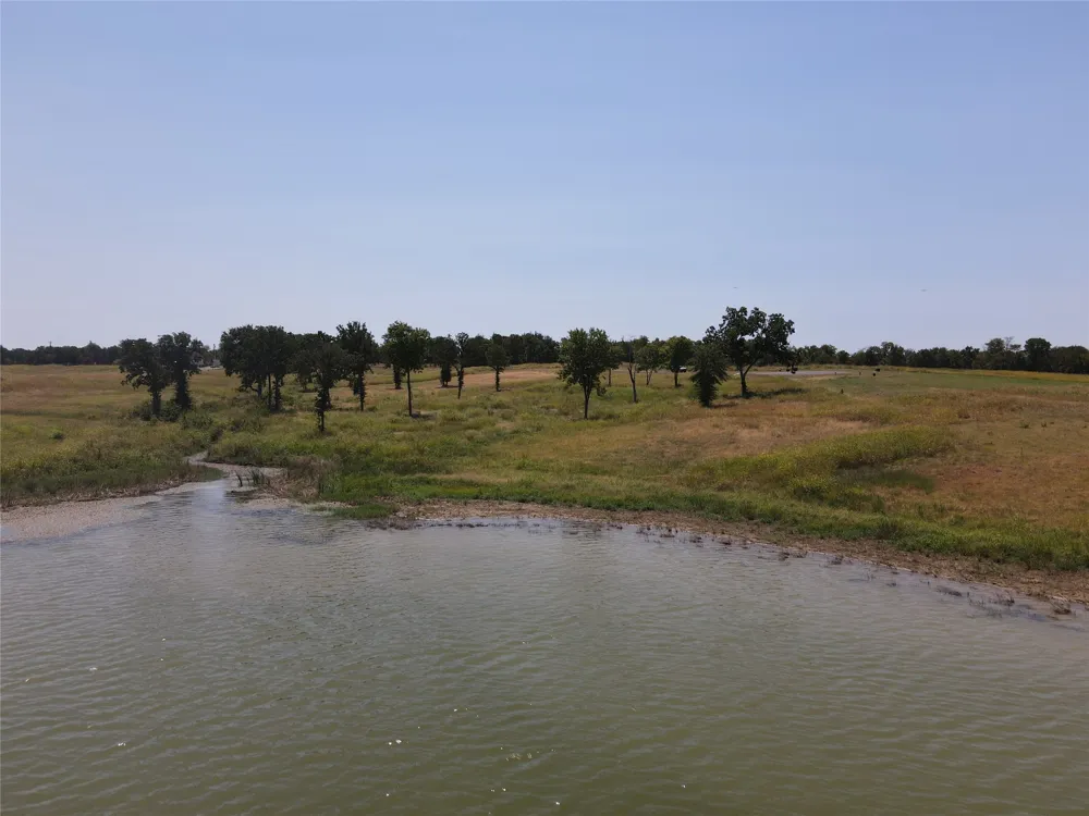 422 HARBORSIDE TERRACE Windom, TX 75492