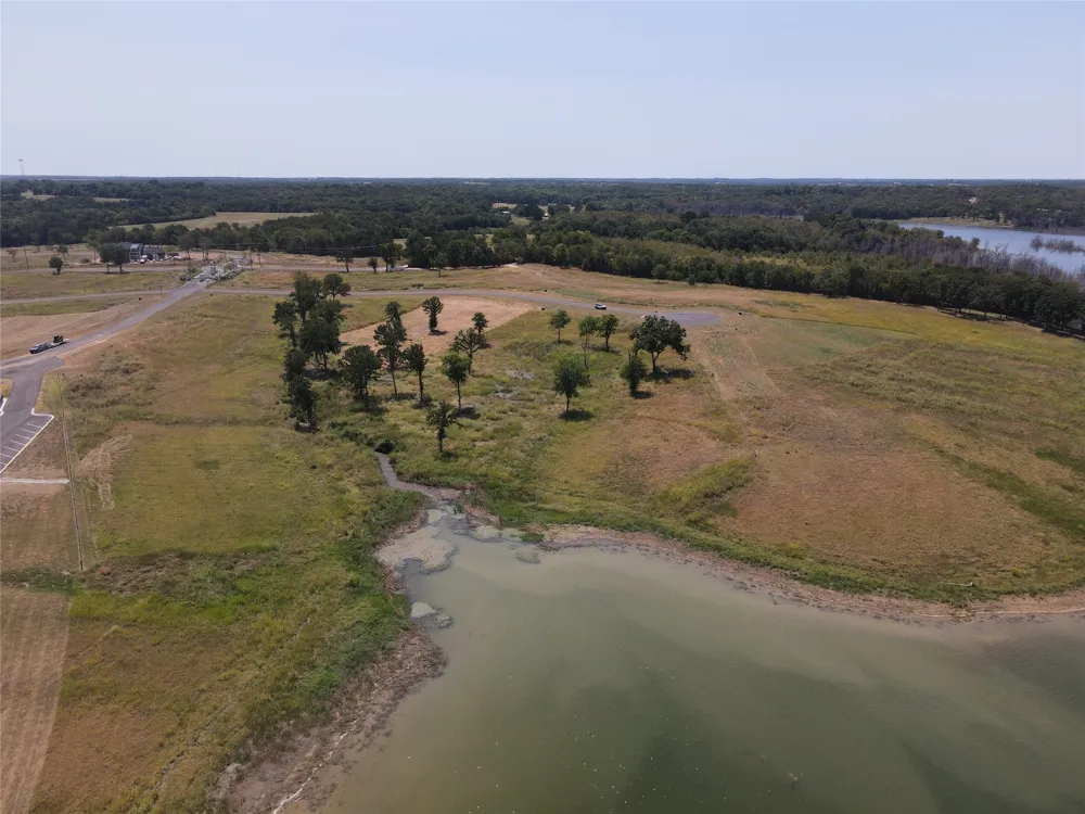 422 HARBORSIDE TERRACE Windom, TX 75492