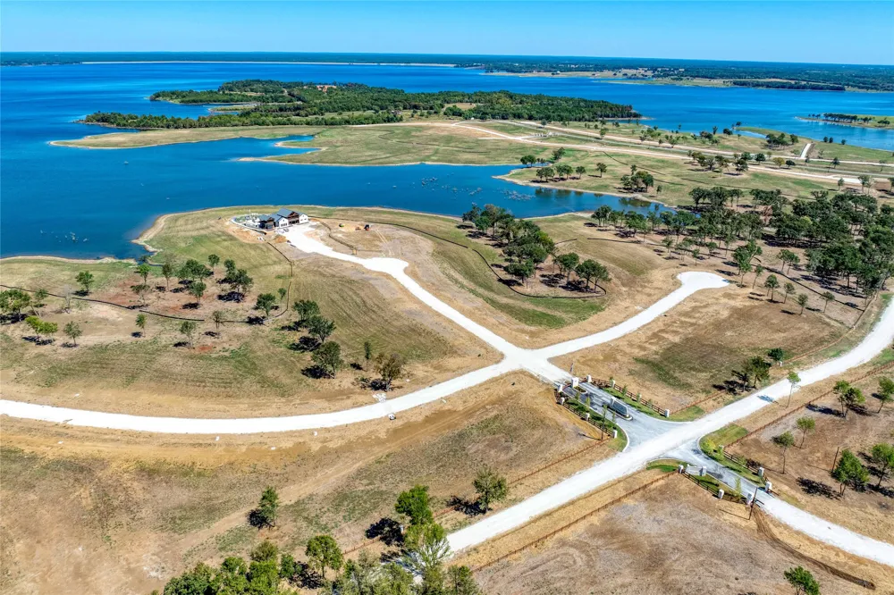 422 HARBORSIDE TERRACE Windom, TX 75492