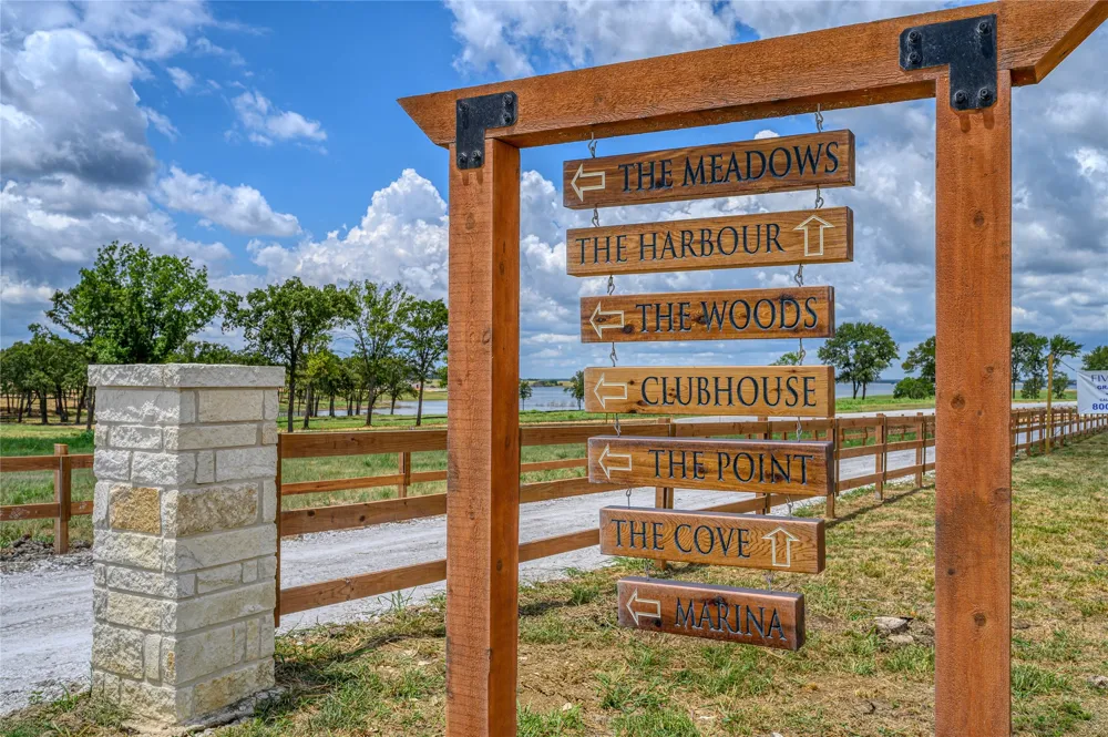 422 HARBORSIDE TERRACE Windom, TX 75492